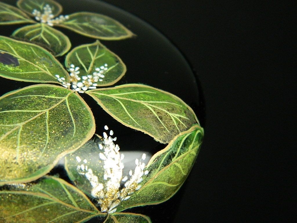 肩から胴にかけての蒔絵と金蒔きの表情